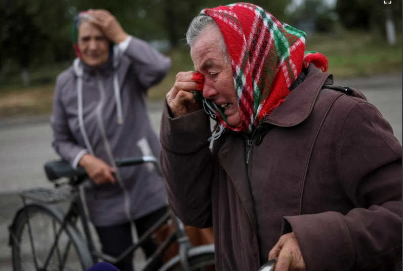 ساکنان محلی در حالی که منتظر خودرویی هستند که کمک های بشردوستانه را در روستای Verbivka که اخیراً نیز آزاد شده است، واکنش نشان می دهند.