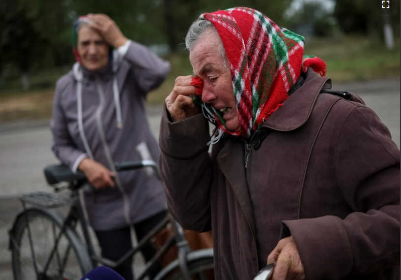 ساکنان محلی در حالی که منتظر خودرویی هستند که کمک های بشردوستانه را در روستای Verbivka که اخیراً نیز آزاد شده است، واکنش نشان می دهند.